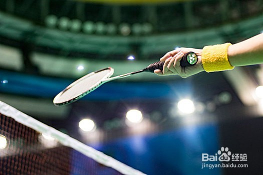 打羽毛球伤膝关节吗