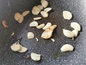辣白菜牛肉炒年糕的做法