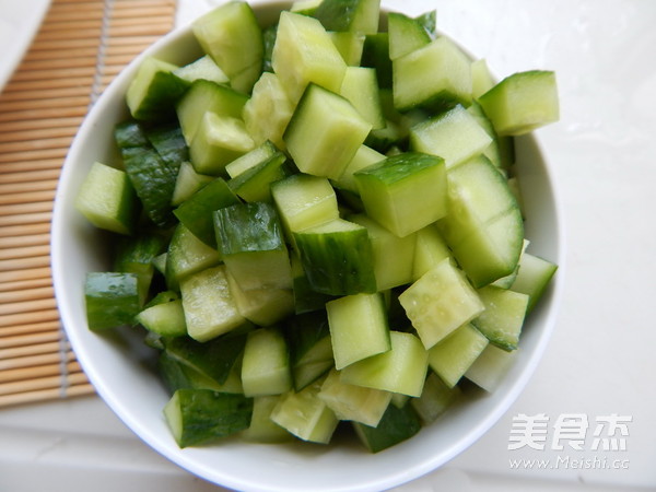 酱黄瓜肉丁拌荞麦面