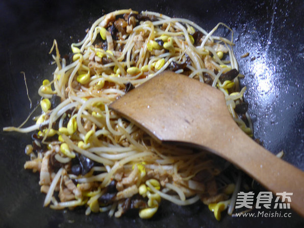 黑木耳五花肉炒黄豆芽