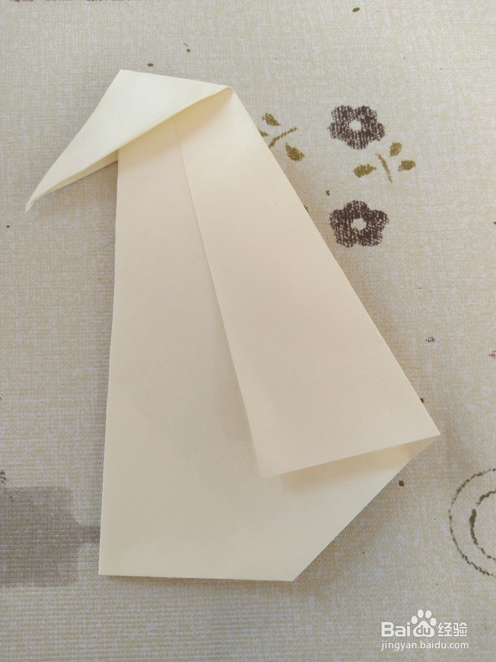 幼儿园小朋友学折纸-可爱的小企鹅