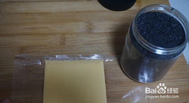 简单做有胃口的紫米肉松饭团