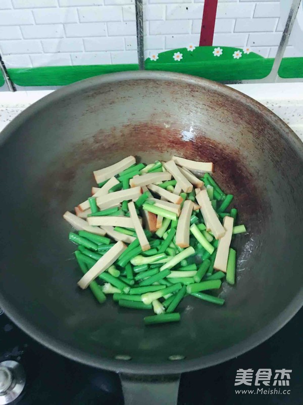 蒜苔炒素鸡的做法