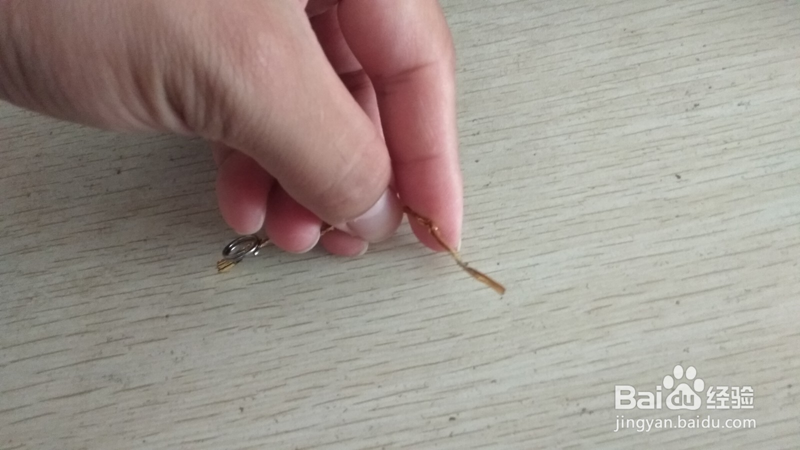 如何用面包袋绑绳和钥匙环做简易的中性笔支架