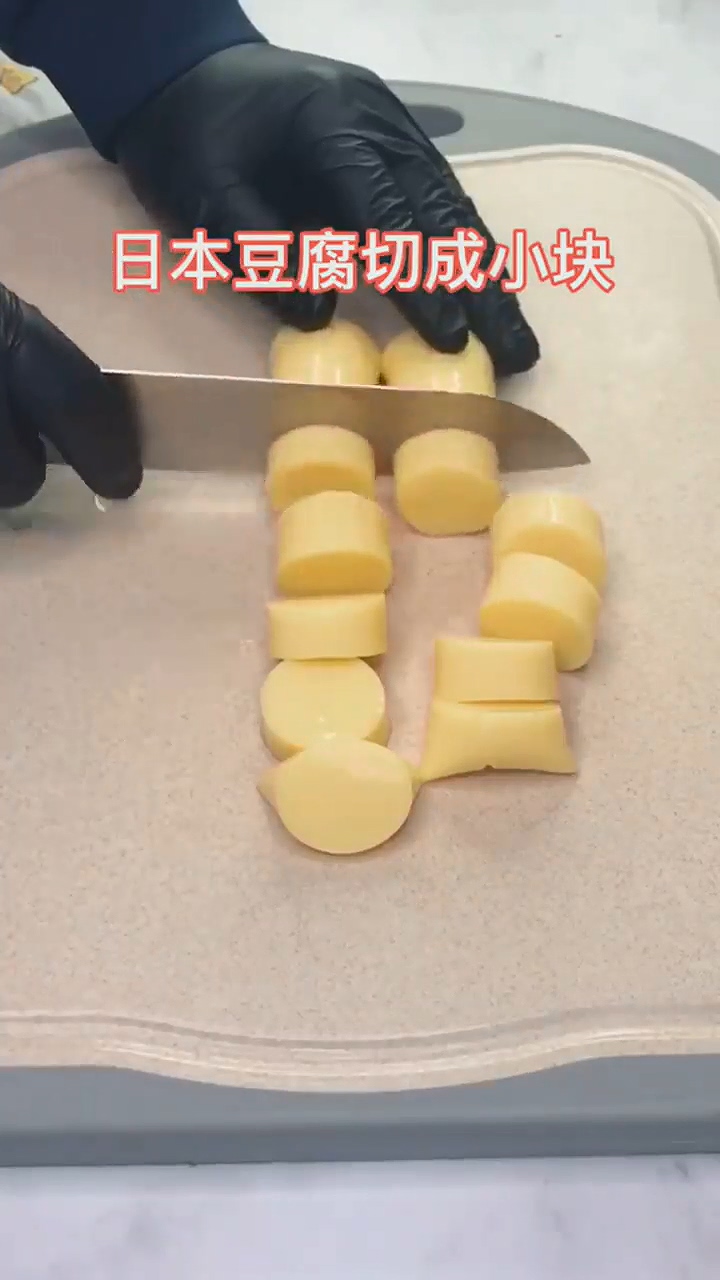 怎样做金针菇豆腐煲