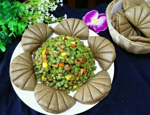 荞麦面荷叶夹饼配豆角肉丁