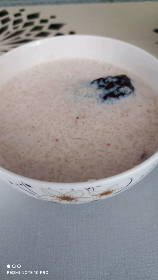 红枣莲子银耳草莓羹
