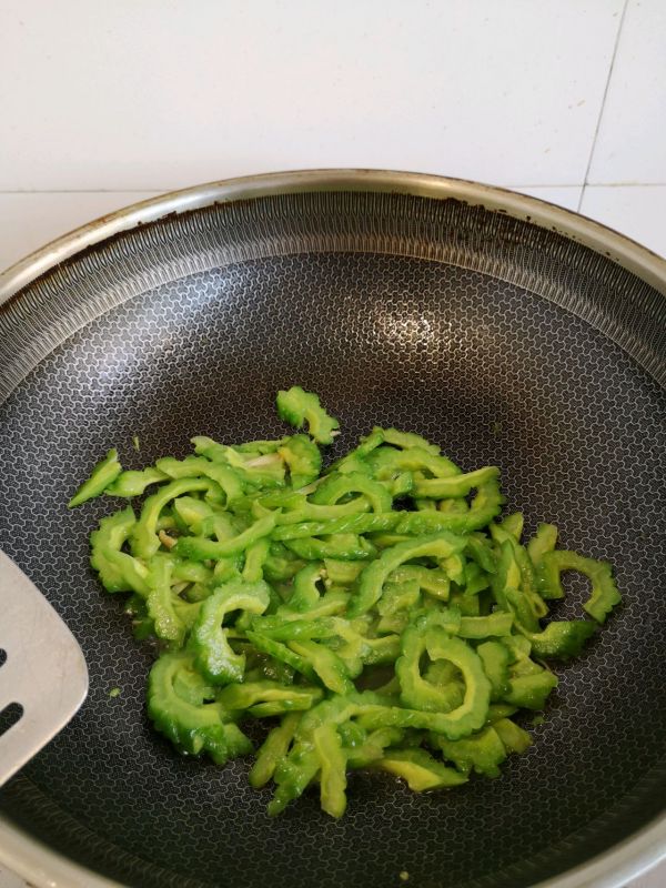 腊肠炒苦瓜青椒