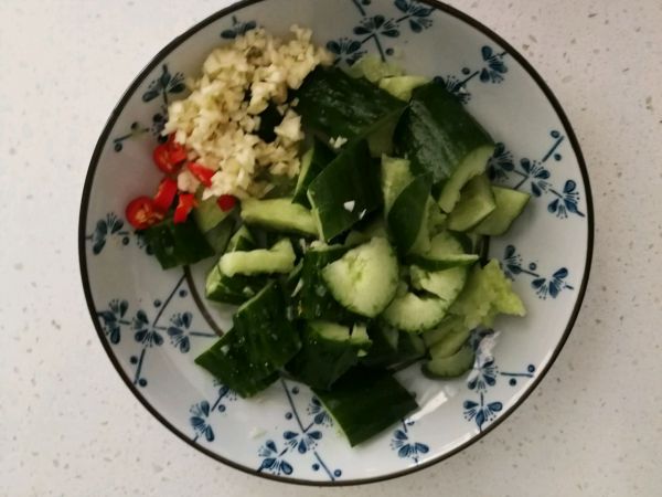 爽口黄瓜拌木耳