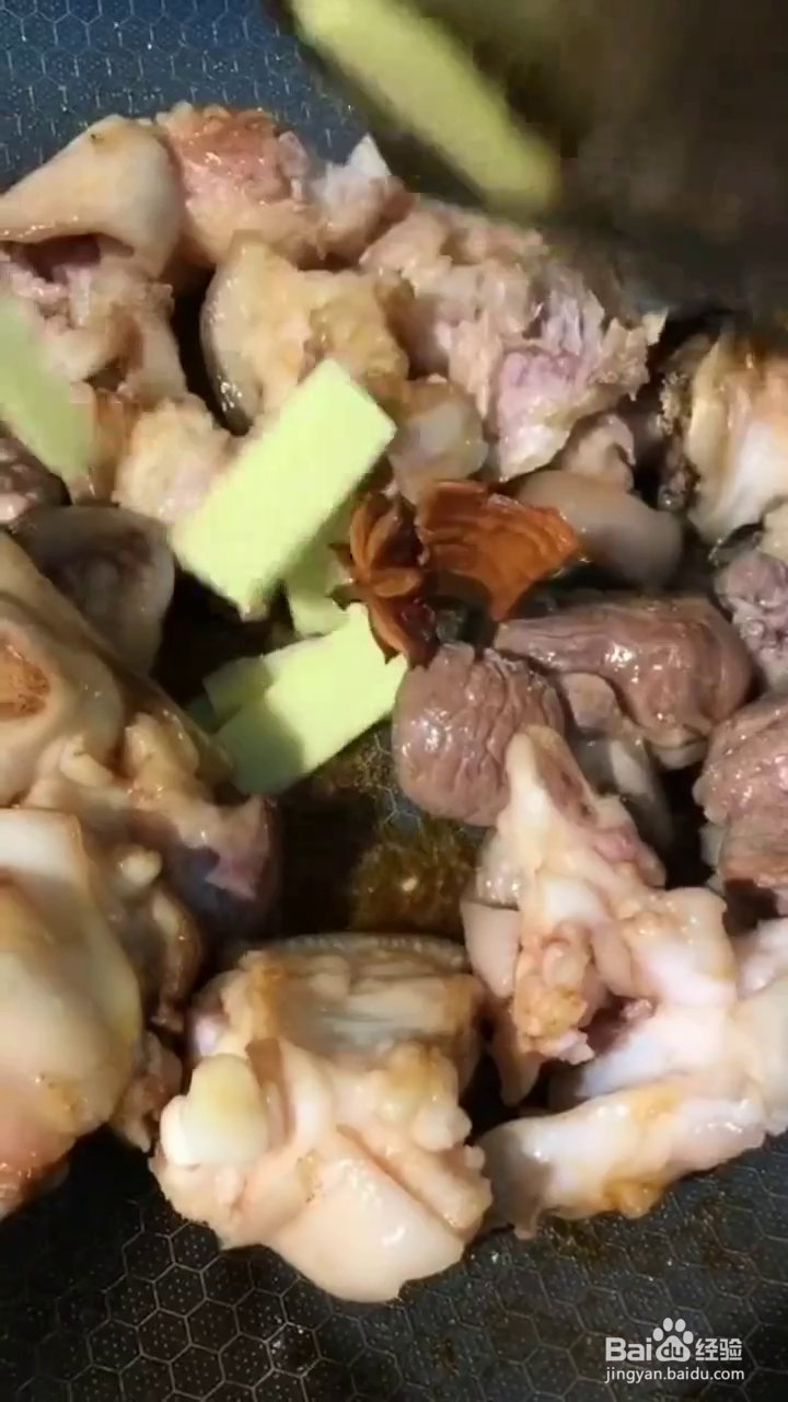 如何制作软烂入味的黄豆猪脚