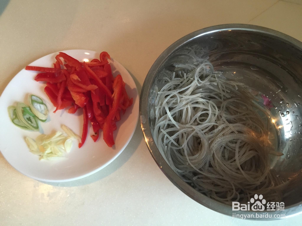 蔬菜水果之红椒粉丝炒鸡蛋的做法