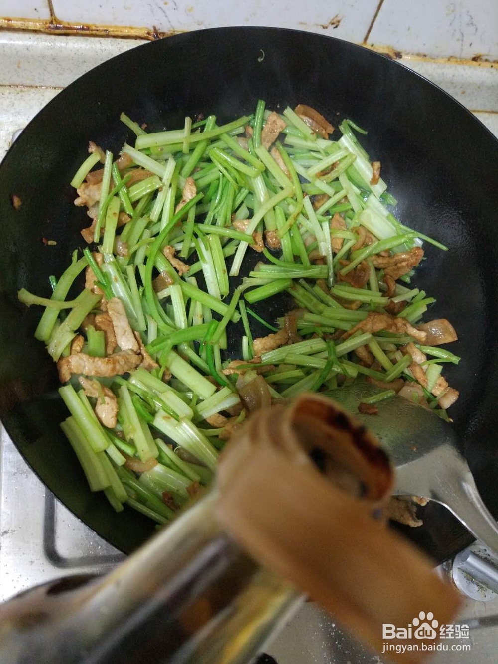 如何做芹菜炒肉？