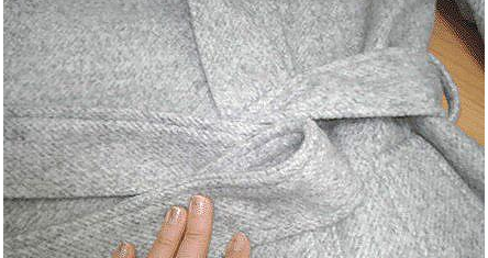 风衣腰带后系法