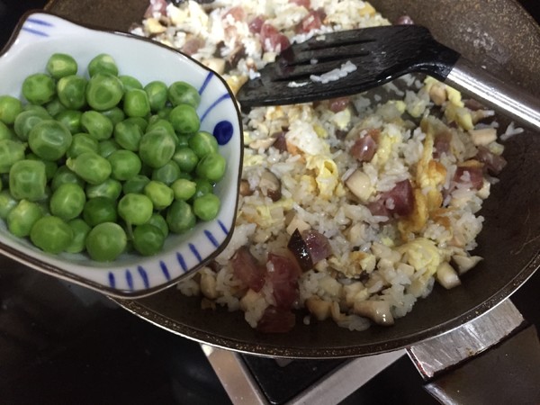 香菇酱炒饭的做法