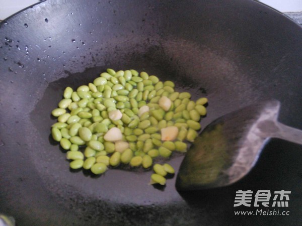 蛋清炒毛豆的做法