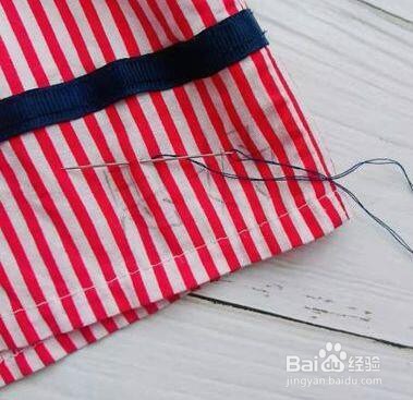 简单的给宝宝衣服上绣名字的步骤