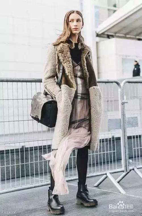 王凯丽长大衣里面套裙子,竟然这么好看!