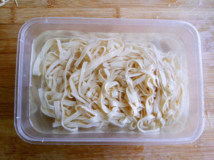 蒜苗豆腐皮怎么做,我教你呀