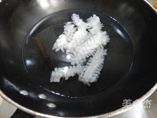 蒜苔炒鱿鱼的做法