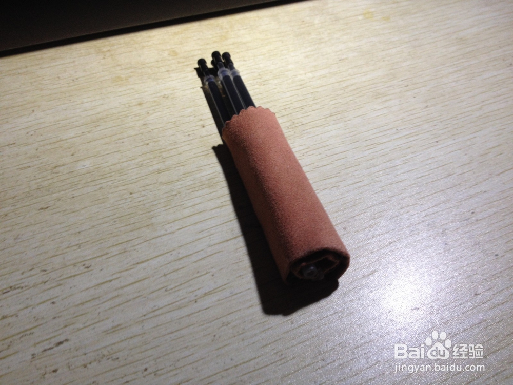 如何用眼镜布和中性笔芯做简易手机支架