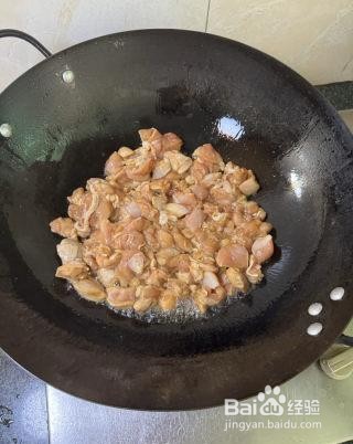 洋葱炒鸡腿肉怎么做？