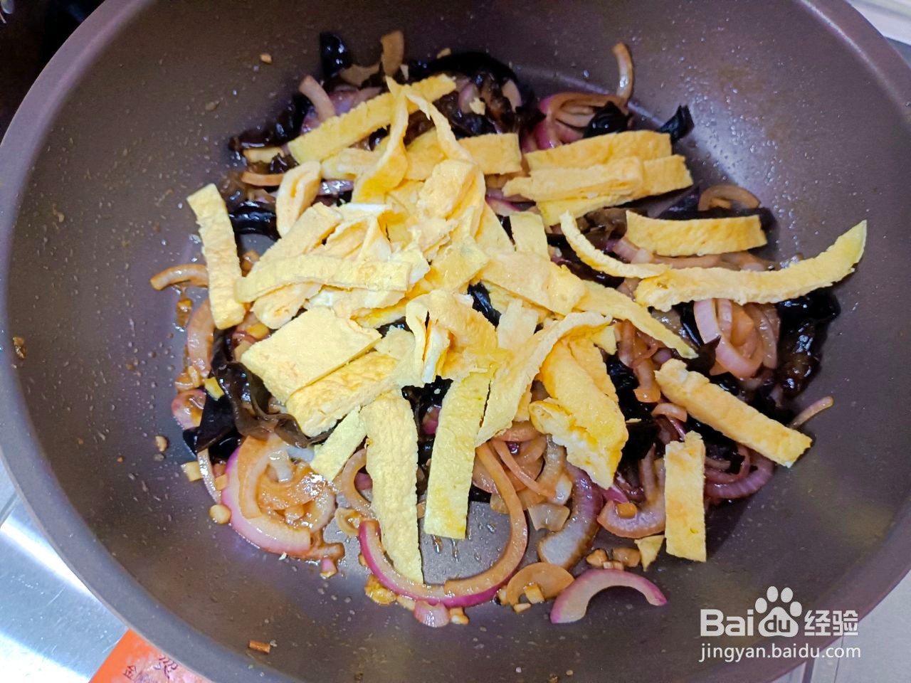 洋葱木耳炒鸡蛋的做法