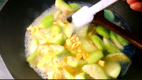 夏日多喝丝瓜鸡蛋汤