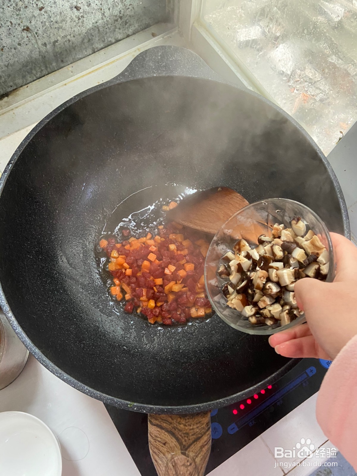 腊肠包菜什锦焖饭的做法