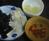 如何做木耳炒腐竹