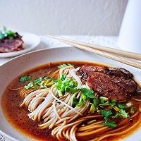 快来一起学做简单又美味的牛肉汤面吧！