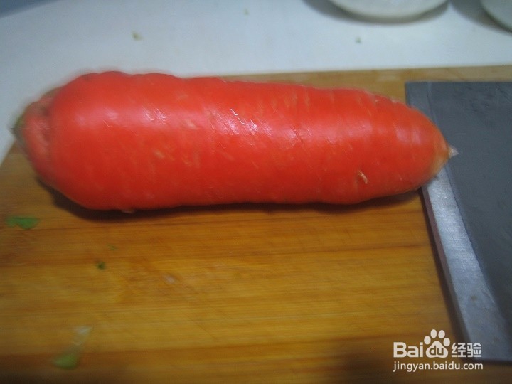 <b>老年人用刀怎样将胡萝卜切出椭圆片</b>