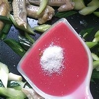 如何制作美味的西芹炒鸡翅尖