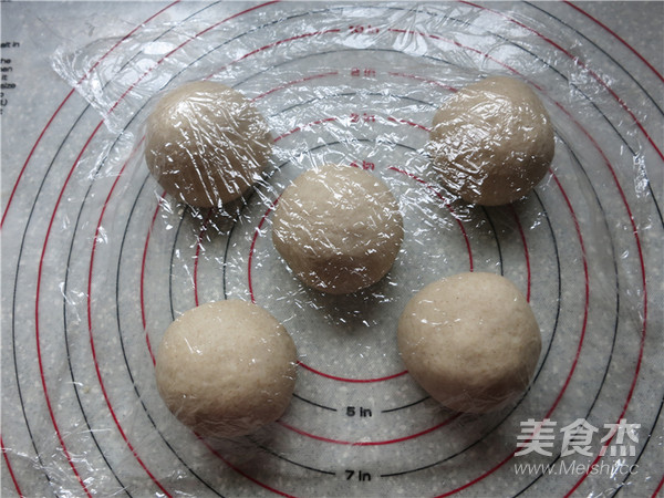 金枪鱼贝果三明治