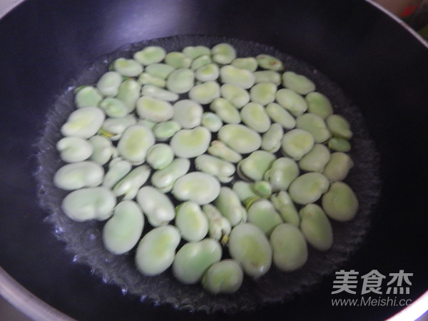 蚕豆炒鸡蛋的做法