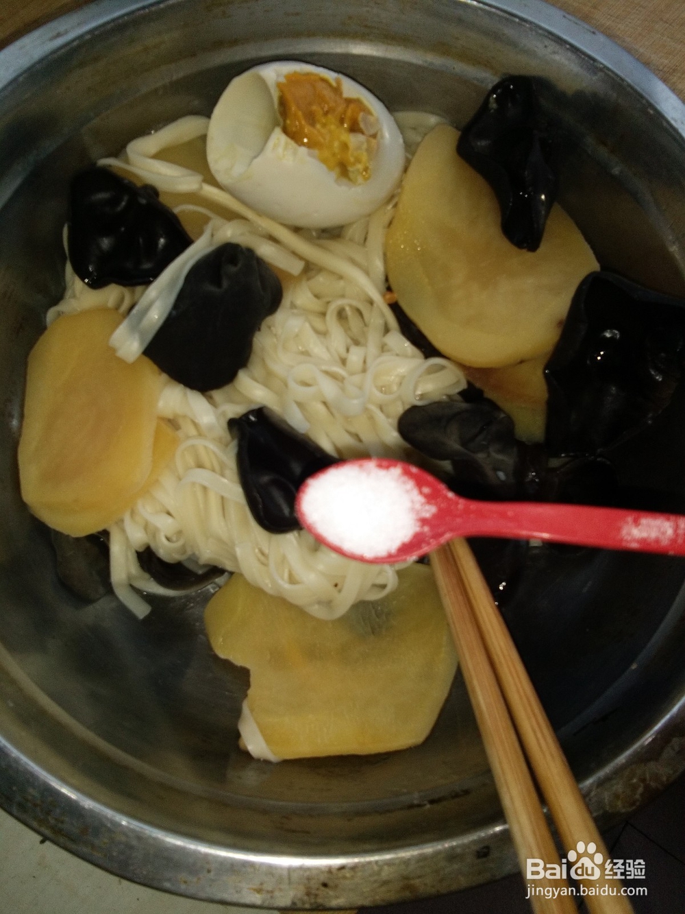 烤鸭蛋稀豆粉拌面