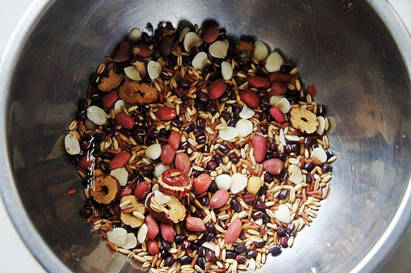 早餐来一碗红枣杂粮羹