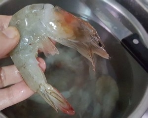 如何做出好吃的番茄菠萝虾球