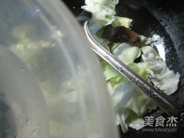 黑木耳圆白菜炒猪肝