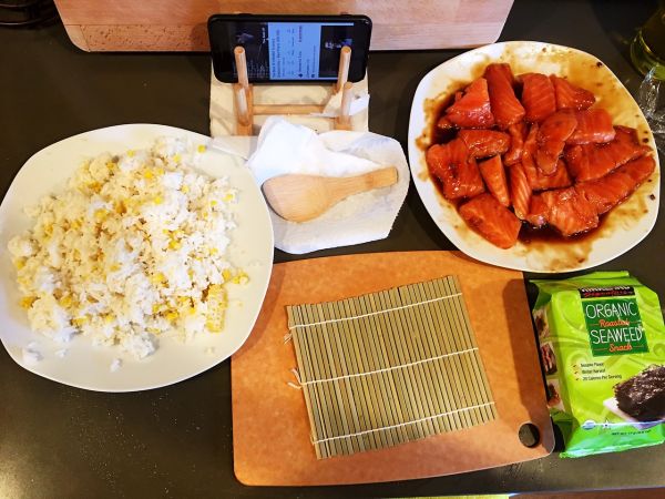 熟三文鱼紫菜包饭