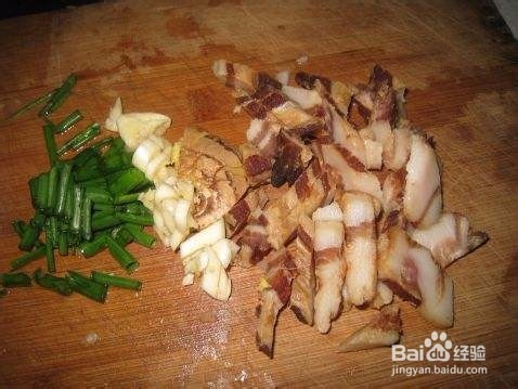 腊肉炒芹菜的做法