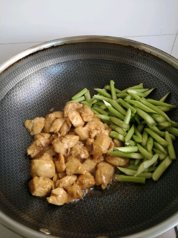 蚝油芦笋辣子鸡丁