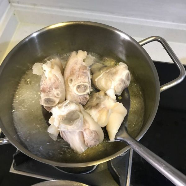 五谷猪蹄莲藕汤