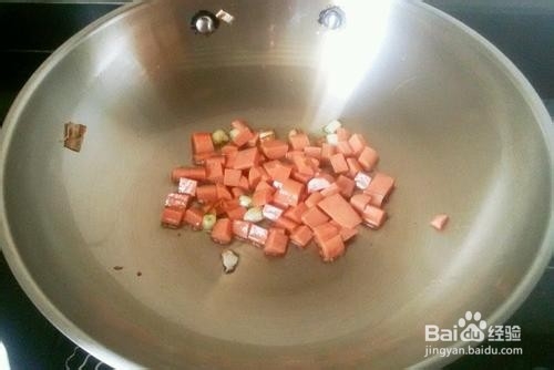 豌豆炒香肠的做法