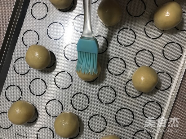 莲蓉蛋黄广式月饼