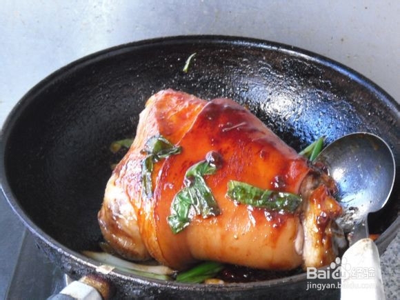 好吃美味的卤猪肘