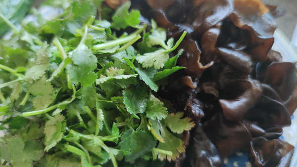 凉拌香菜蒜蓉木耳