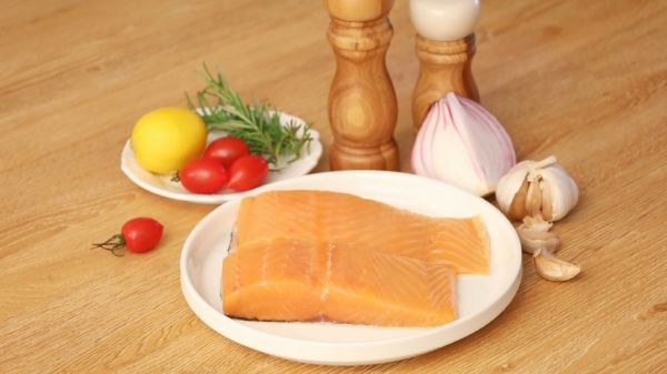 柠檬蒜香薄盐煎三文鱼