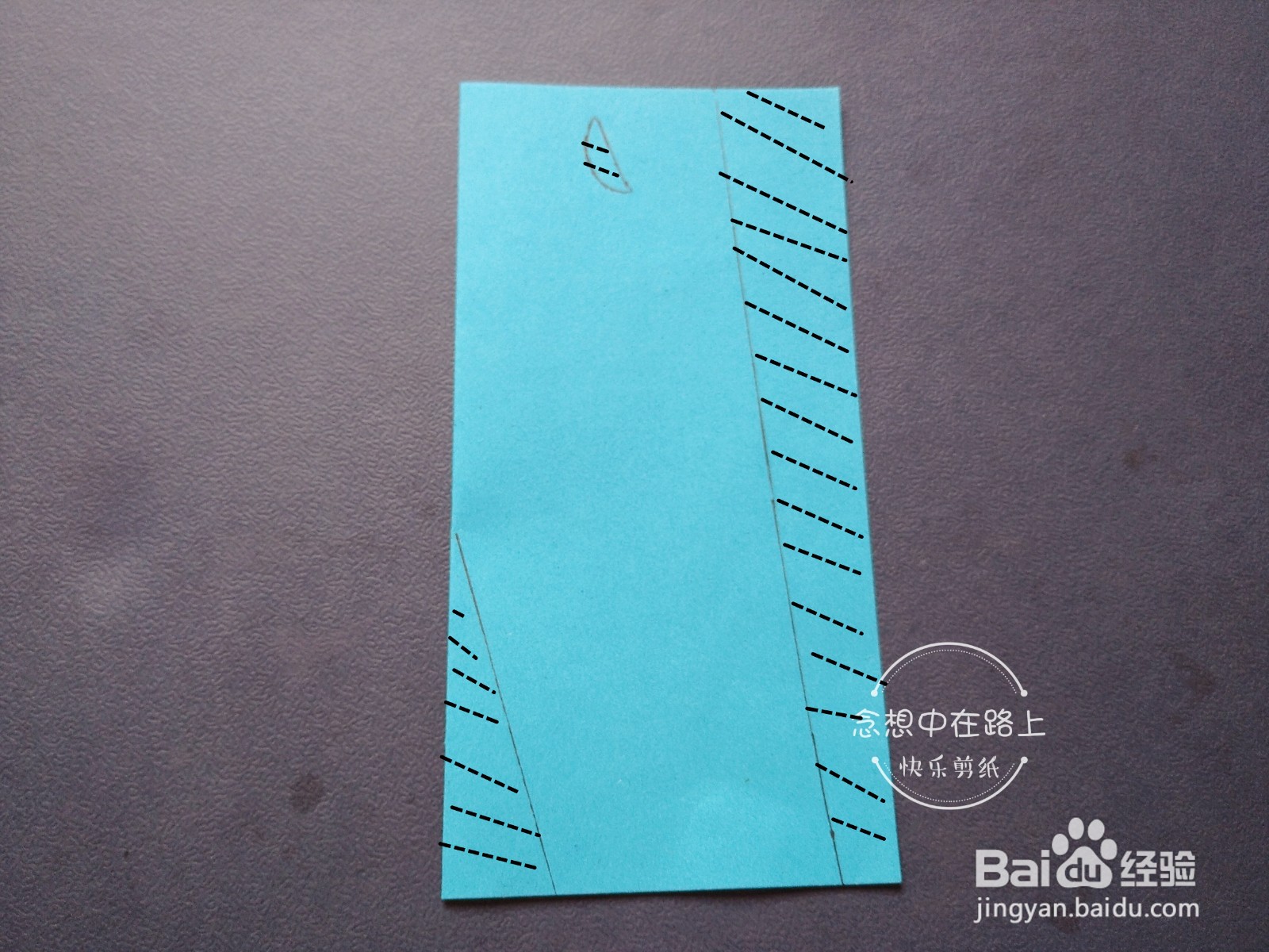 幼儿园小朋友学剪纸 一条长裤