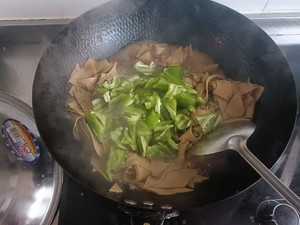 豆皮炒青椒的做法