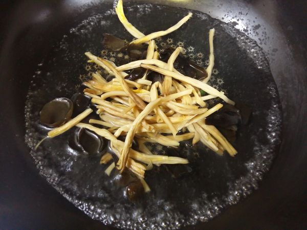 肉丝木耳炒黄花